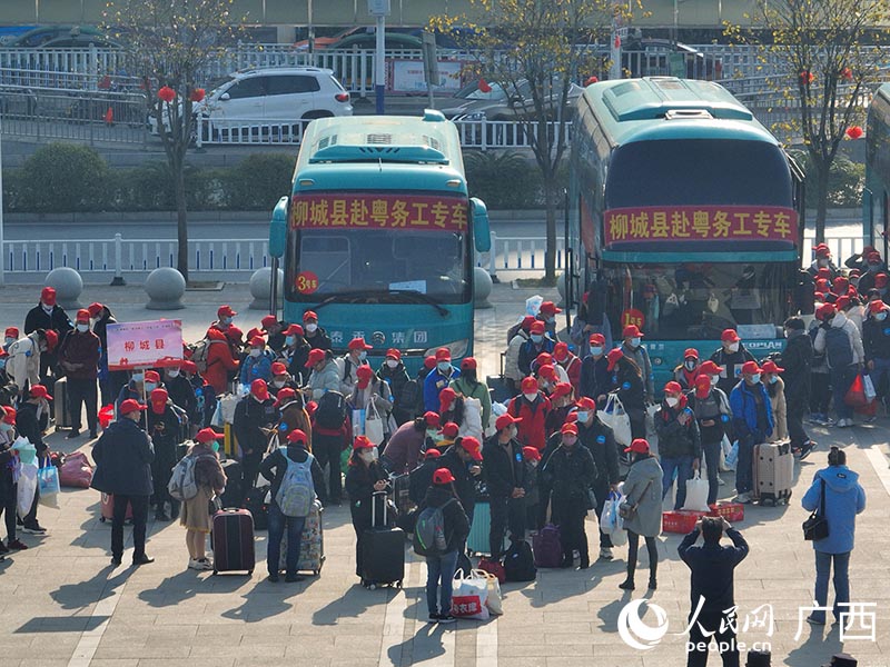 各縣區安排專車接送赴粵務工人員到柳州火車站。人民網 付華周攝