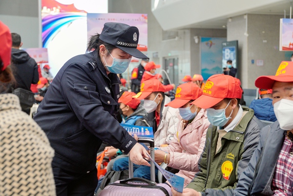 公安民警對務工人員宣傳反詐知識。胡利峰攝