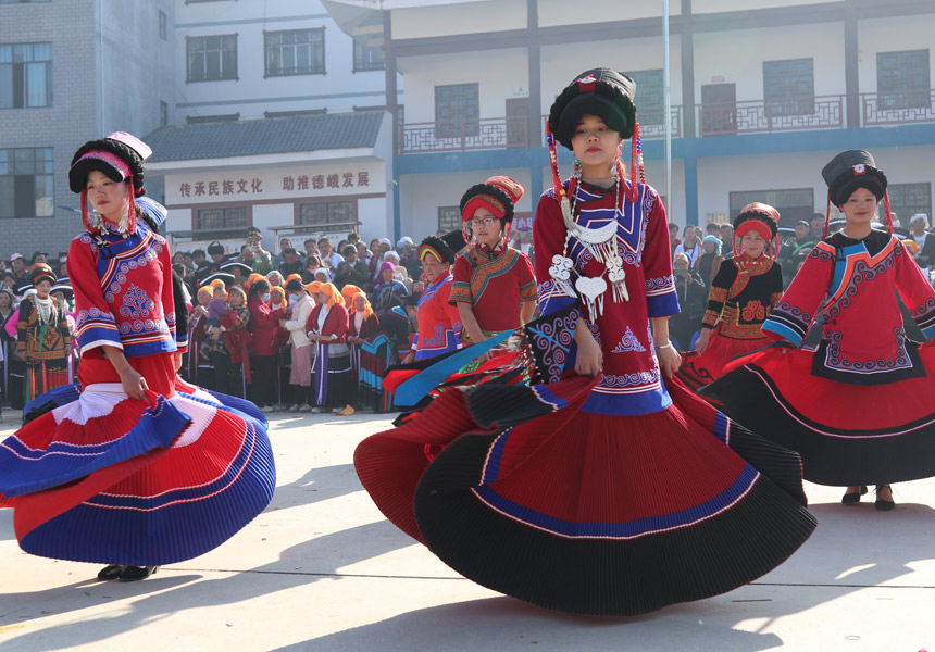 彝族少女翩翩起舞。隆林各族自治县委宣传部供图