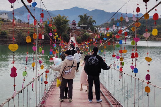 图为新丰村景区风铃吊桥人来人往。西林县委宣传部供图