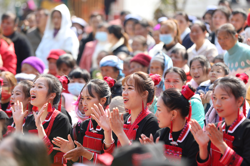 当地瑶族群众观看文化节表演。