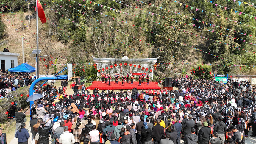 百朝村第八届瑶族民间文化节现场热闹非凡。