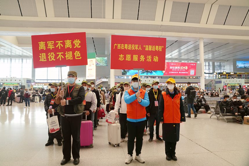 返崗復工退役軍人在南寧東站火車室內列隊，准備檢票乘車。梁競輝攝