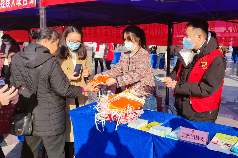 发放宣传资料