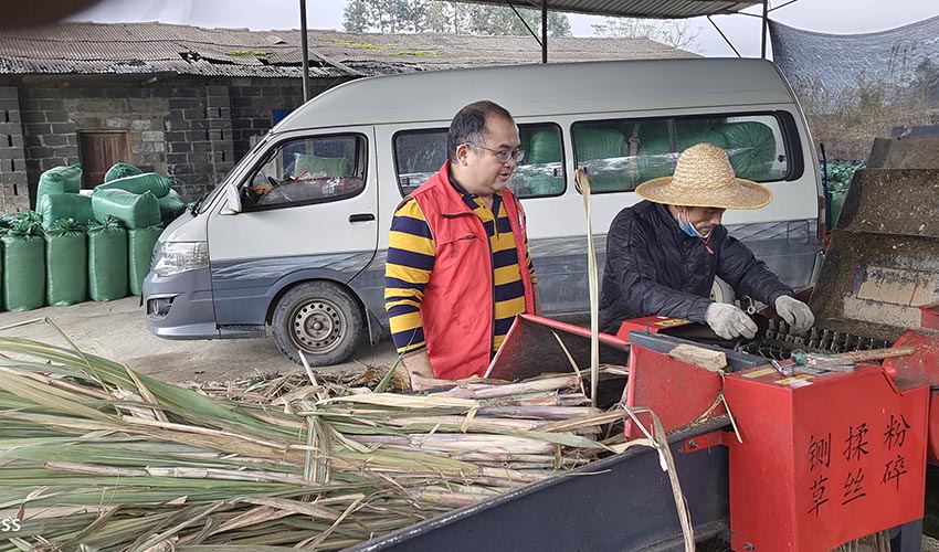 1月10日，广西畜牧研究所科技特派员韦明松（左一）到古零镇开展技术指导。周志扬摄