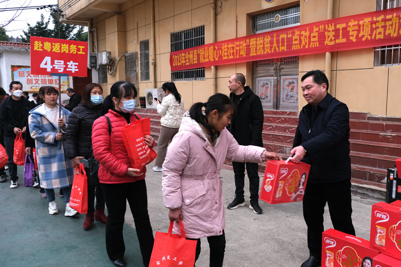 发放免费物资。蒋家红摄