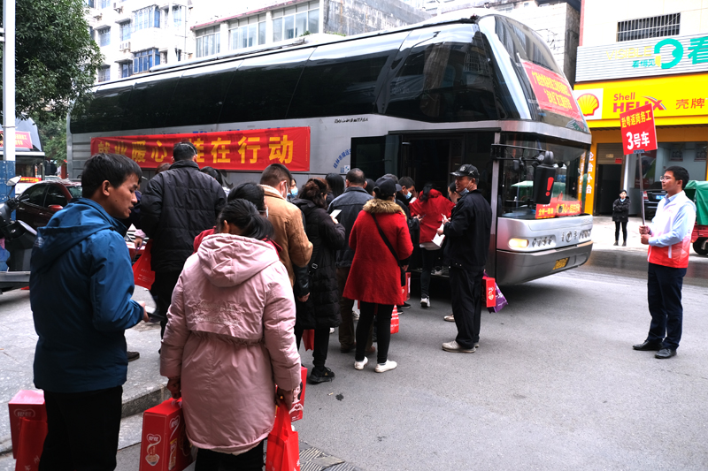 务工人员乘车。蒋家红摄