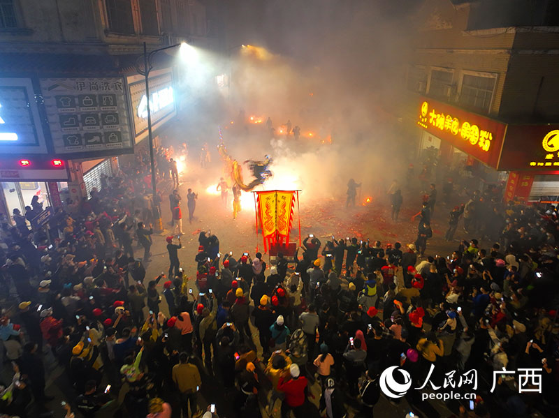 2023年宾阳舞炮龙活动吸引众多市民游客参与狂欢。人民网 付华周摄