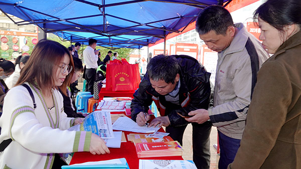 2月2日，求职者在深圳宝安·河池都安2023年“春风行动”招聘会上与用工企业签订务工意向。高东风摄
