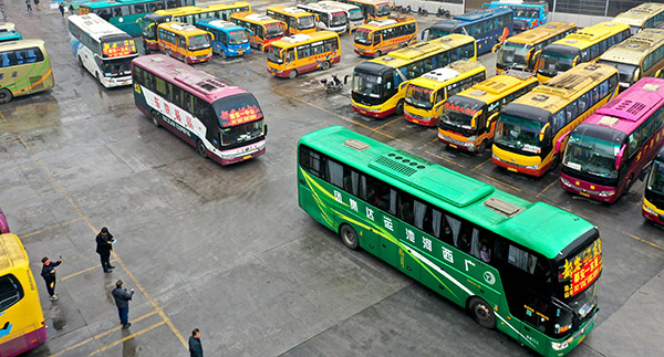 2月2日，满载赴粤务工人员的免费班车从广西都安县汽车总站发出。高东风摄