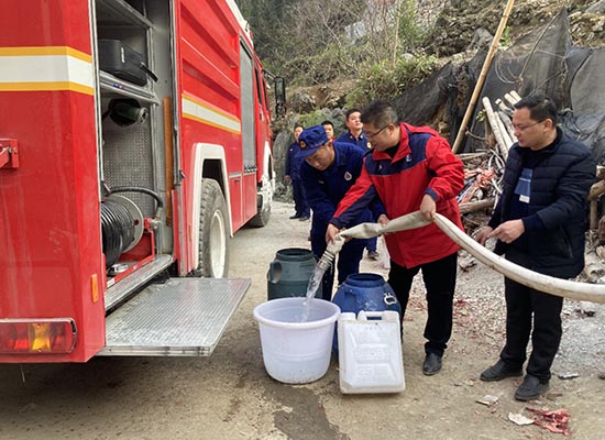 送水队员为村民接水。赵祖卿摄