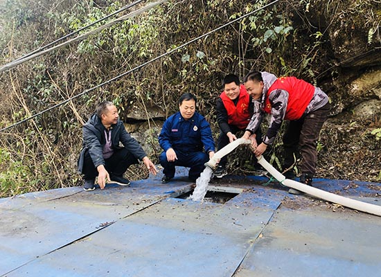 送水队员给缺水村屯的蓄水池进行补水。牙桂秧摄