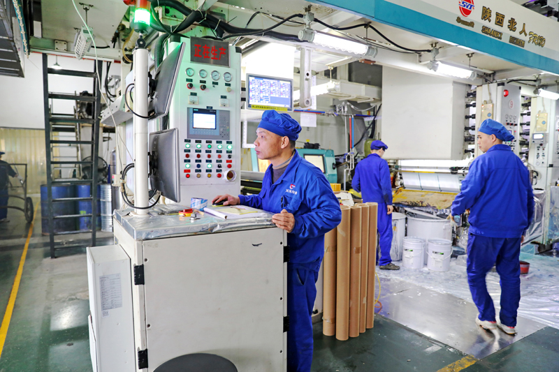 广西风采印业有限公司生产车间里的工人正忙着生产