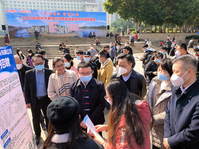 文峰在招聘会现场与求职者深入交谈，了解求职需求和期盼