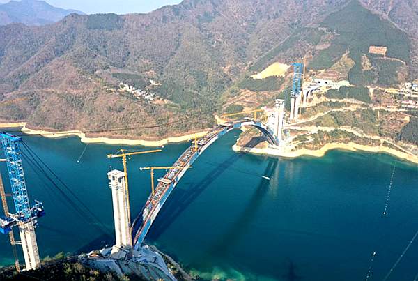 天峨龙滩特大桥开足马力，有序推进外包混凝土腹板环合龙工作