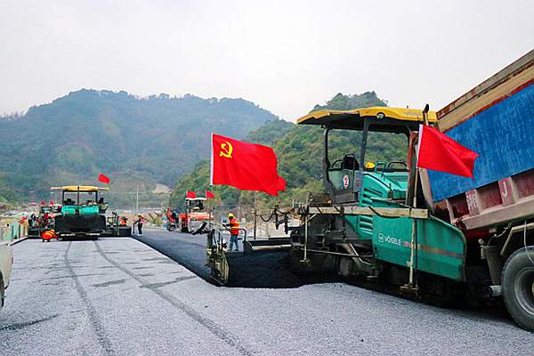 天峨经凤山至巴马高速公路复产复工建设现场一片火热_副本