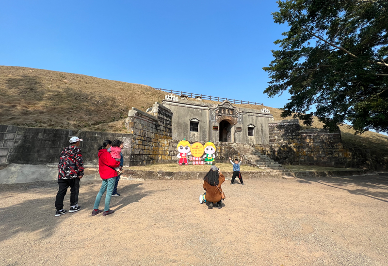 元宵节当天，不少家长也特地带着孩子来到白龙古炮台参观。
