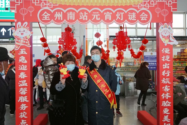 全州南站开展“猜灯谜，闹元宵”活动，营造温馨旅途氛围。周欢欢摄