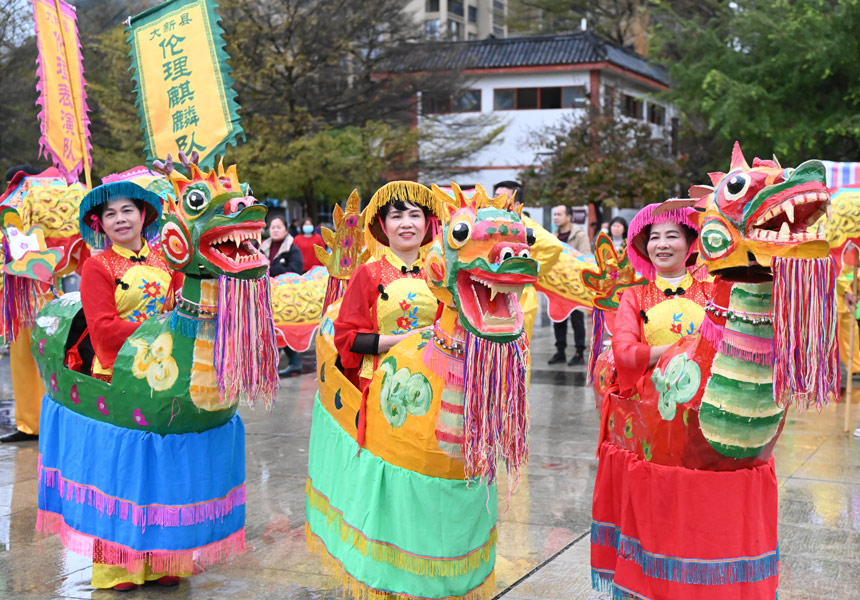 麒麟表演。黄梅花摄