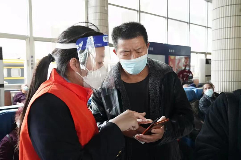 于莹莹（左一）解答乘客疑惑。受访者供图