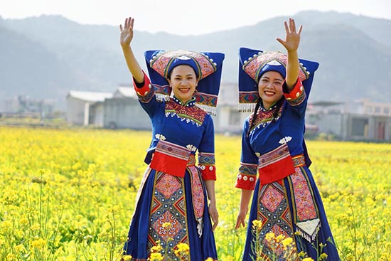 马山县千亩油菜花遍地开 成为网红打卡点。韦雅璐摄
