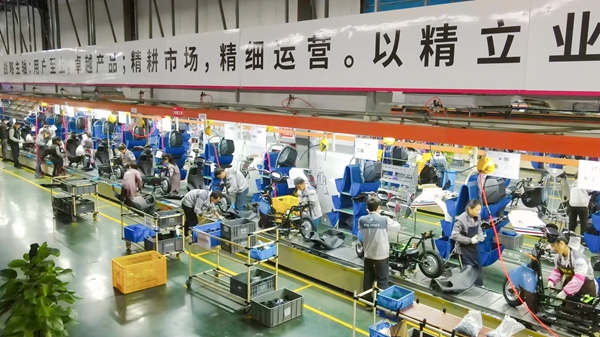广西爱玛车业有限公司各条生产线掀起大干快上的高潮。何广应摄