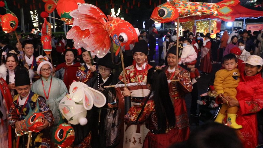 万国巷汉风群众。黄少杰摄