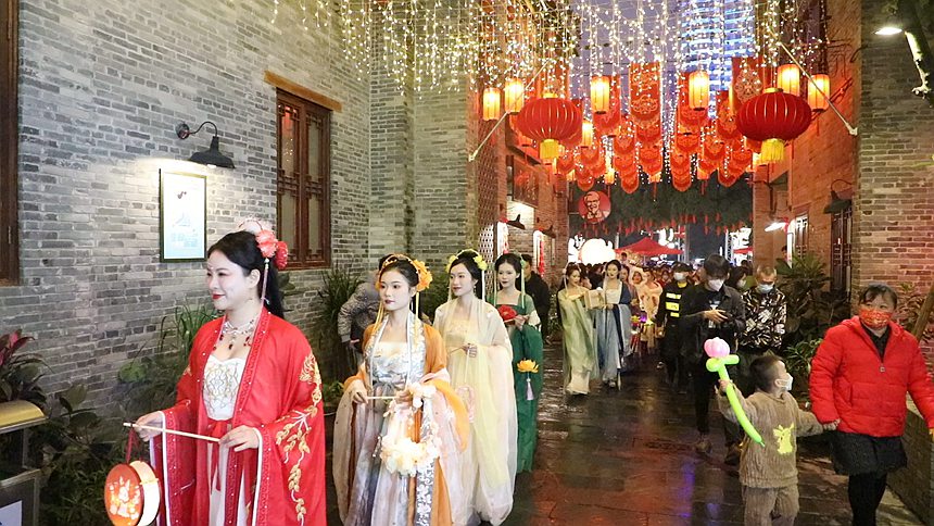 “七仙女”巡游。黄少杰摄