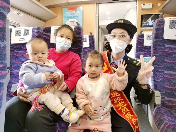 邓迎向带小朋友乘车的家长介绍安全注意事项 秦明权 摄.jpg