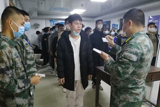 征兵工作人员严格查验重要青年身份