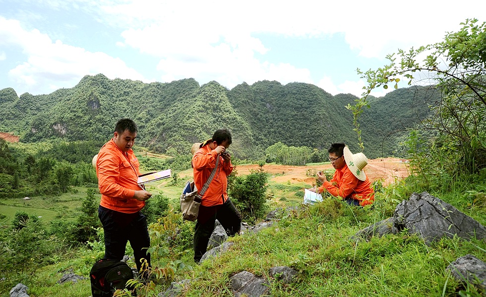 广西地质工作者在野外开展铝土矿找矿勘查