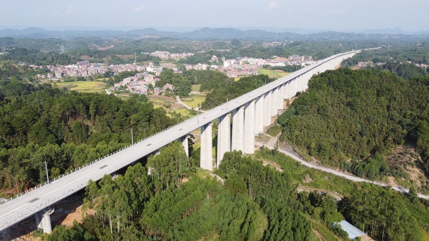 广西环江县境内的贵南高铁水源一号双线特大桥。 （资料图）林鹤 摄.jpg