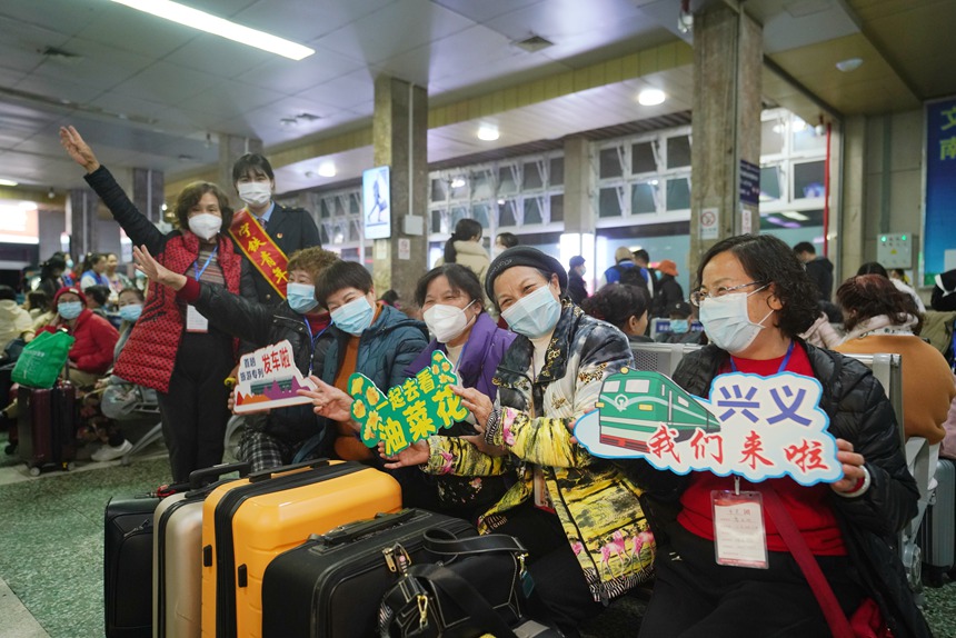 参加旅游专列的旅客们在南宁站开设的专用候车室候车。兰轲艨摄