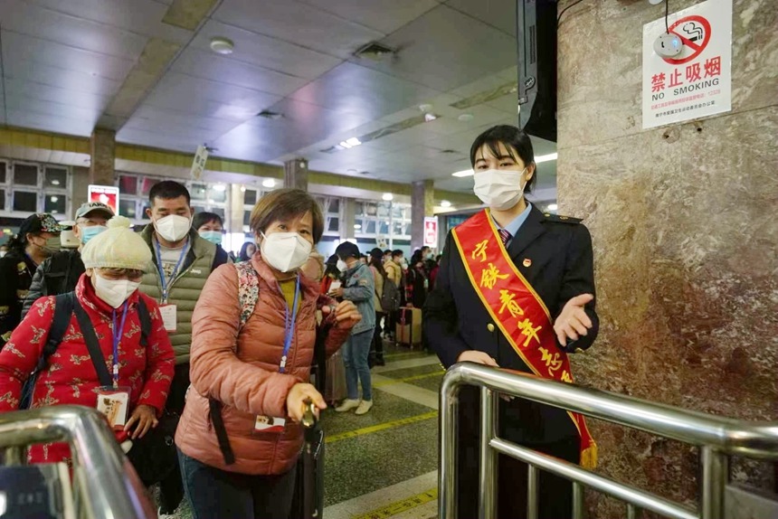 铁路青年志愿者协助做好旅客进站、候车、检票等工作。兰轲艨摄