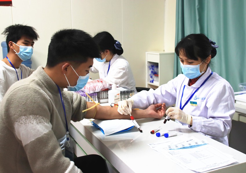 征兵体检现场。张薇摄