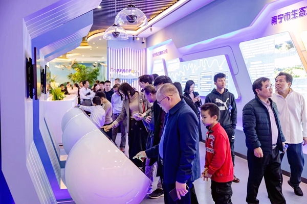 与会嘉宾参观大王滩湿地科普宣教中心。甘源源摄