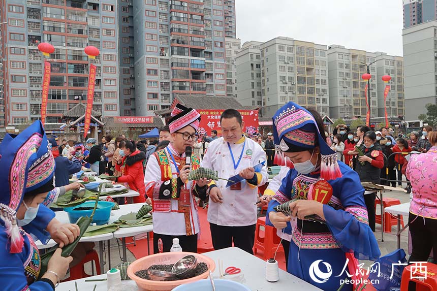 “邻里粽粑节”包粽粑大比拼活动。人民网 班小晴摄