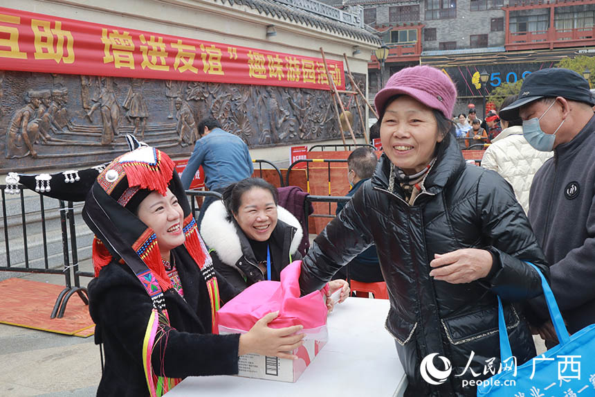群众踊跃参与趣味游园活动。人民网 班小晴摄