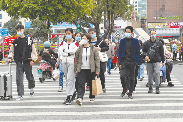 一夜之间，市民从短袖单衣的打扮回到了厚外套着身。记者宋延康摄