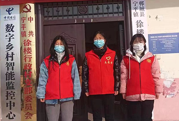 图为巴钱霞（左一）在河南省周口市郸城县宁平镇协助农村旱厕改造工作。沙远峰摄