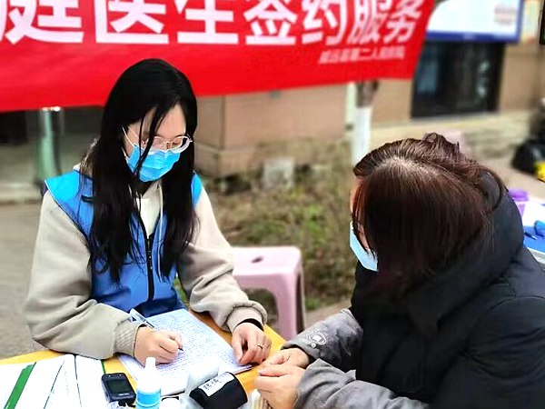 图为陈慧娴（左一）在四川省内江市威远县严陵镇锦城社区开展医疗保健与科普志愿服务活动。沙远峰摄