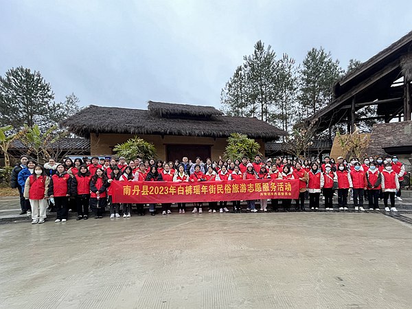 图为周杉波在广西南丹县白裤瑶参加“追寻中华文化”社会实践活动。沙远峰摄
