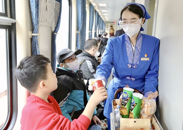 容晓涵到车厢售卖食品。黎姣摄