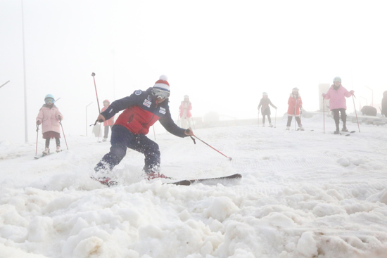 滑雪愛好者在中國桂林（灌陽）戶外冰雪旅游訓練基地各展風採。張紹斌攝