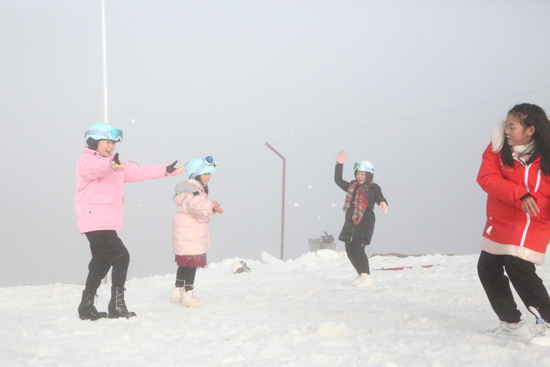位于宝盖山的中国桂林（灌阳）户外冰雪旅游训练基地成为家庭冬游好去处。蒋纤纤摄