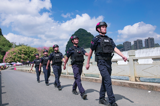 靖西市公安局特巡警大队在靖西市区开展日常巡逻工作。