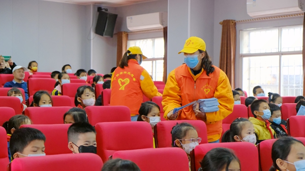 团员青年前往来宾市镇东小学开展爱路护路宣传活动。韦力摄