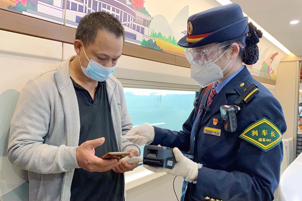 谢斌为旅客办理补票手续 黎姣 摄.jpg