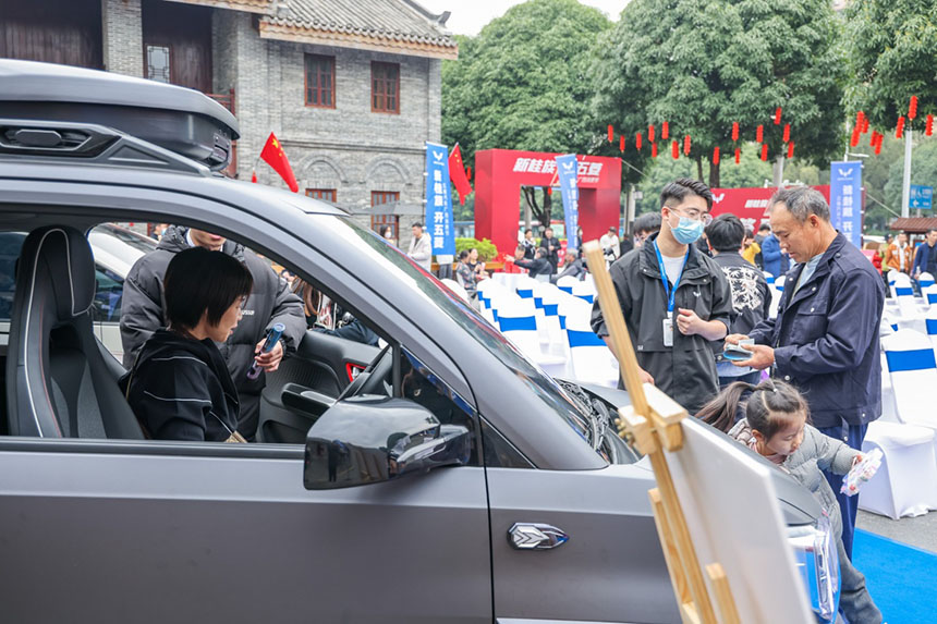 五菱汽车推出的新能源汽车吸引市民驻足欣赏。