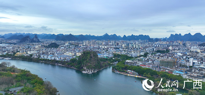 象鼻山与桂林市区山水融合，形成一幅美丽画卷。人民网 付华周摄